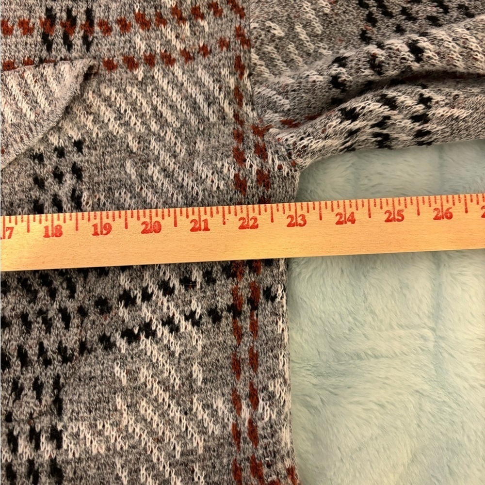 Elegant Plaid Blazer in Gray and Black - Picture 3 of 8